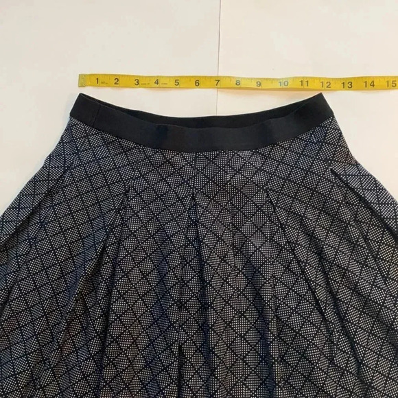 Uniqlo pleated stretch mini skirt, black,  tan geometric print. Women’s size M - Picture 3 of 9